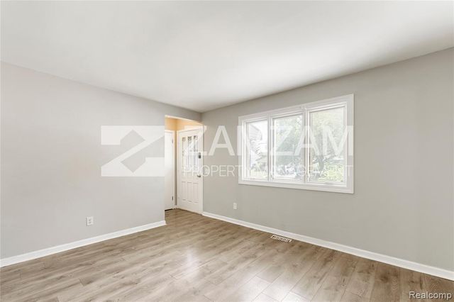 8233 Stephens, Center Line, MI 48015