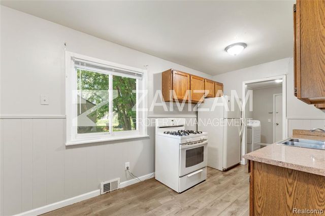 8233 Stephens, Center Line, MI 48015