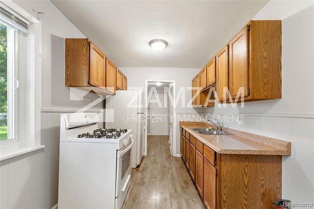 8233 Stephens, Center Line, MI 48015