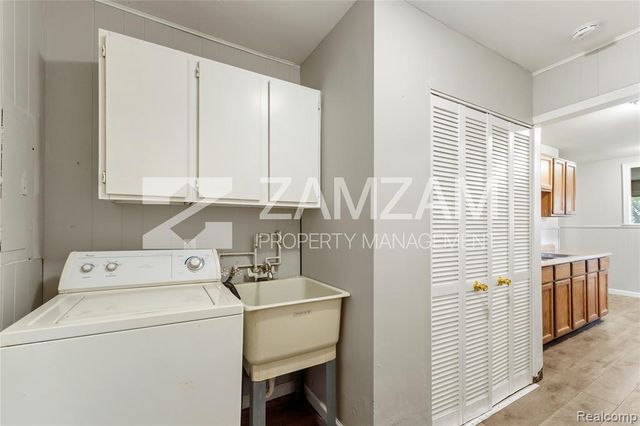 8233 Stephens, Center Line, MI 48015