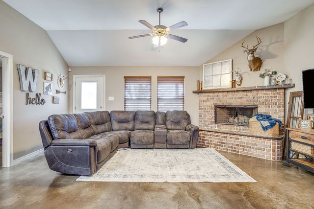 608 Brandt Street, Grandview, TX 76050