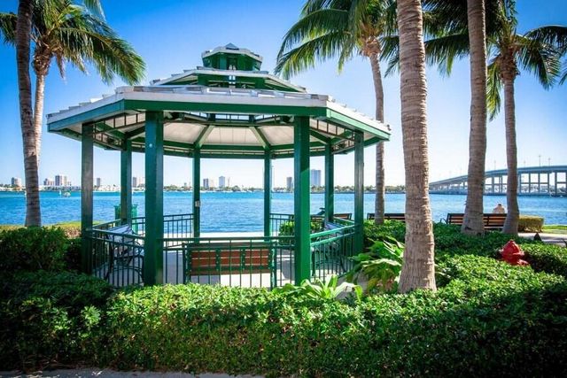 2640 Lake Shore Drive 1811, Riviera Beach, FL 33404