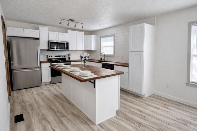 950 E Lily Drive, Ozark, MO 65721