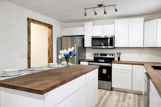 950 E Lily Drive, Ozark, MO 65721