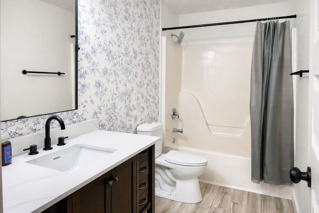 950 E Lily Drive, Ozark, MO 65721