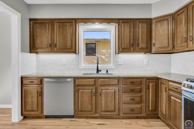 5824 SW 28th TER, Topeka, KS 66614