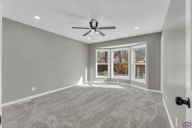 5824 SW 28th TER, Topeka, KS 66614