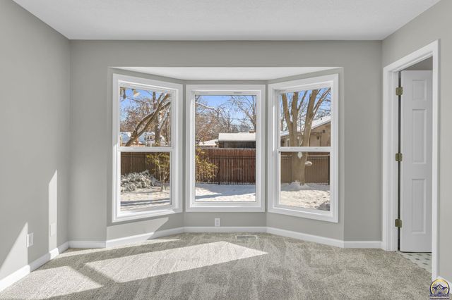 5824 SW 28th TER, Topeka, KS 66614