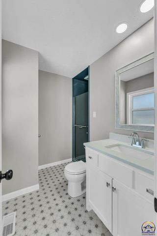 5824 SW 28th TER, Topeka, KS 66614