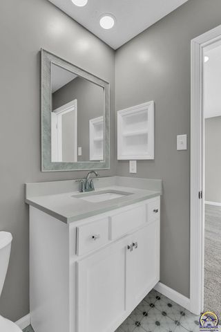 5824 SW 28th TER, Topeka, KS 66614