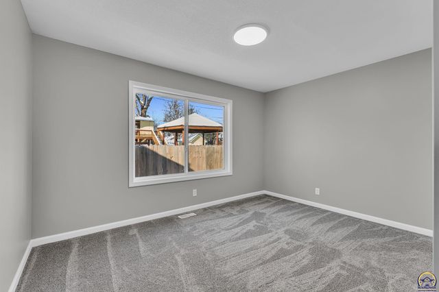 5824 SW 28th TER, Topeka, KS 66614