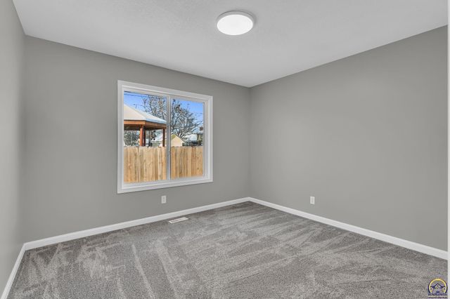 5824 SW 28th TER, Topeka, KS 66614