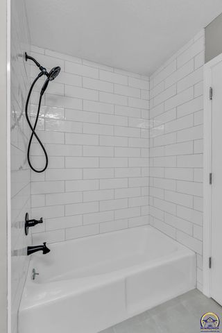 5824 SW 28th TER, Topeka, KS 66614