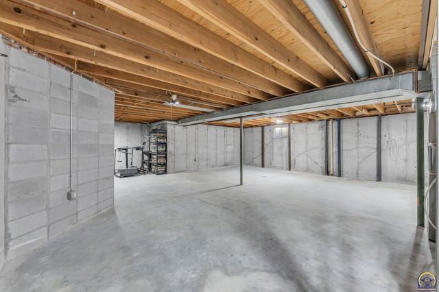 5824 SW 28th TER, Topeka, KS 66614