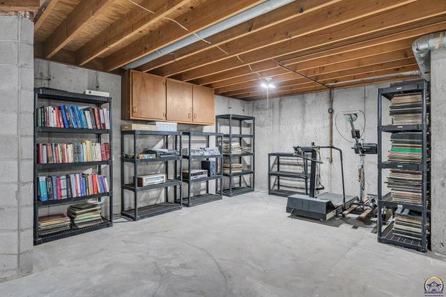 5824 SW 28th TER, Topeka, KS 66614