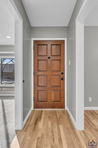 5824 SW 28th TER, Topeka, KS 66614