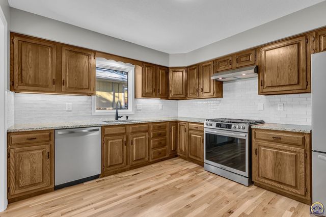 5824 SW 28th TER, Topeka, KS 66614