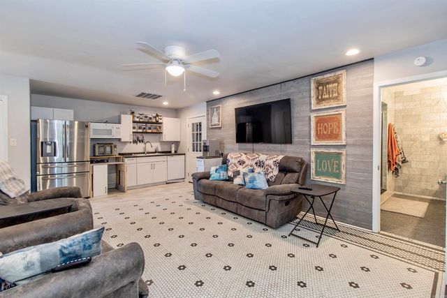 1617 Deerfield Rd, Benton, AR 72019