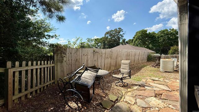1617 Deerfield Rd, Benton, AR 72019