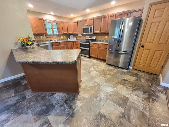 2517 Cherrybark Lane, Flora, IL 62839