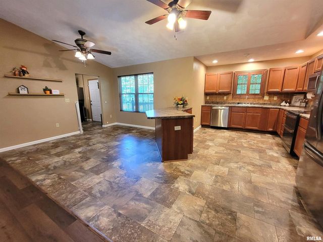 2517 Cherrybark Lane, Flora, IL 62839