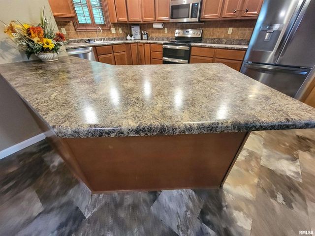 2517 Cherrybark Lane, Flora, IL 62839