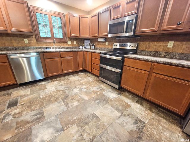 2517 Cherrybark Lane, Flora, IL 62839