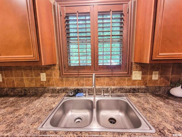 2517 Cherrybark Lane, Flora, IL 62839