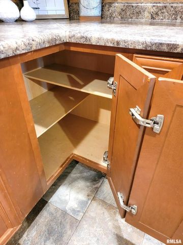 2517 Cherrybark Lane, Flora, IL 62839