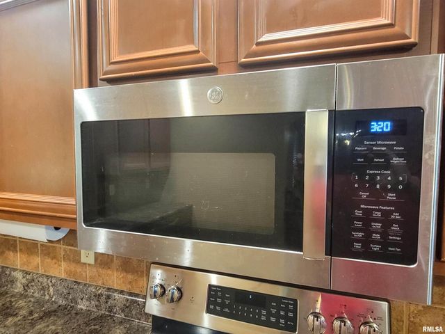 2517 Cherrybark Lane, Flora, IL 62839