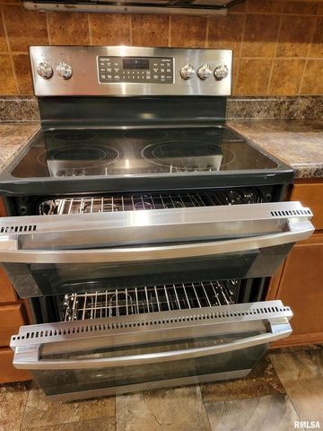 2517 Cherrybark Lane, Flora, IL 62839