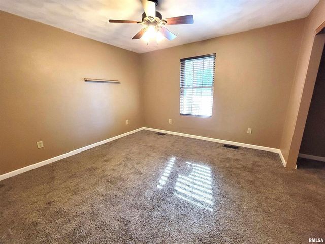 2517 Cherrybark Lane, Flora, IL 62839