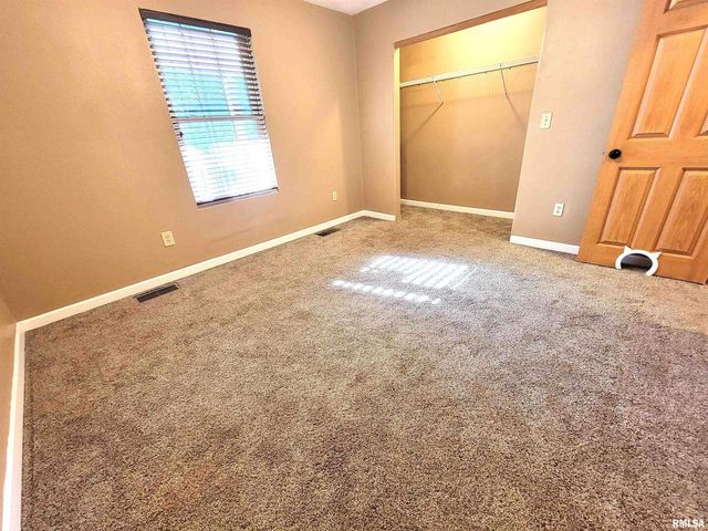 2517 Cherrybark Lane, Flora, IL 62839