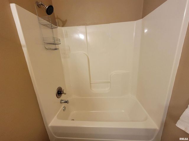 2517 Cherrybark Lane, Flora, IL 62839