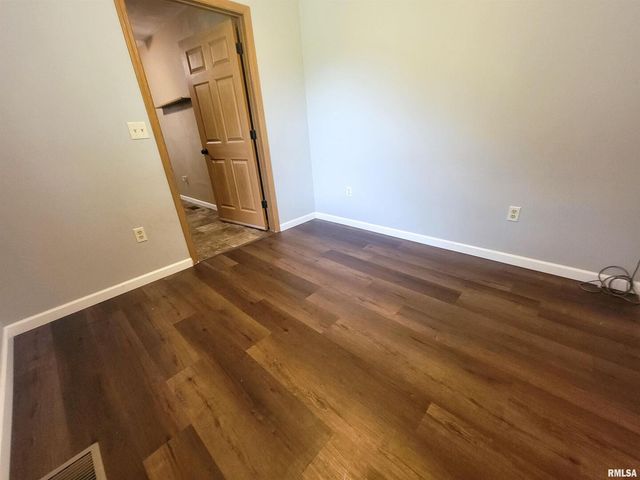 2517 Cherrybark Lane, Flora, IL 62839