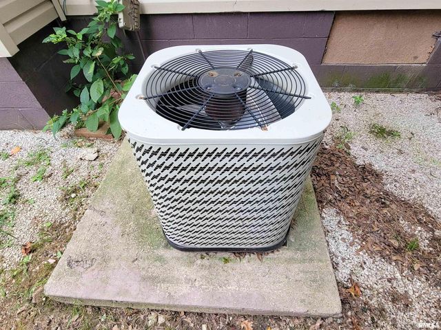 2517 Cherrybark Lane, Flora, IL 62839