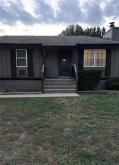 1605 NW WINCHESTER Place, Blue Springs, MO 64015