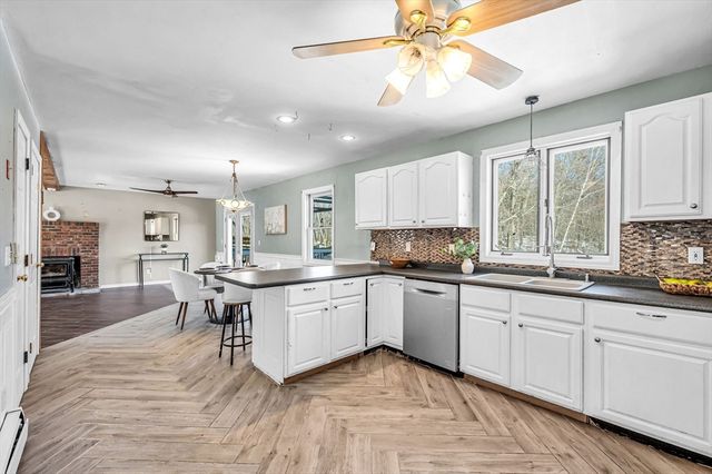 29 Chestnut Dr, Belchertown, MA 01007