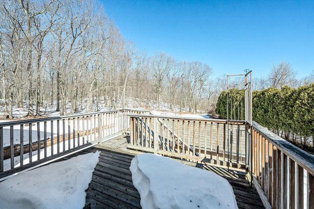 29 Chestnut Dr, Belchertown, MA 01007