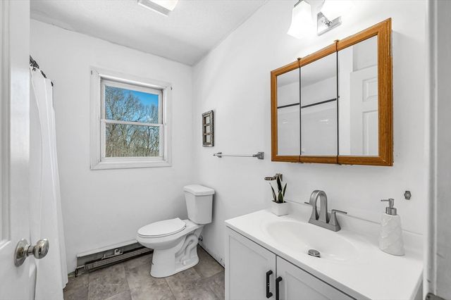 29 Chestnut Dr, Belchertown, MA 01007