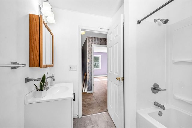 29 Chestnut Dr, Belchertown, MA 01007