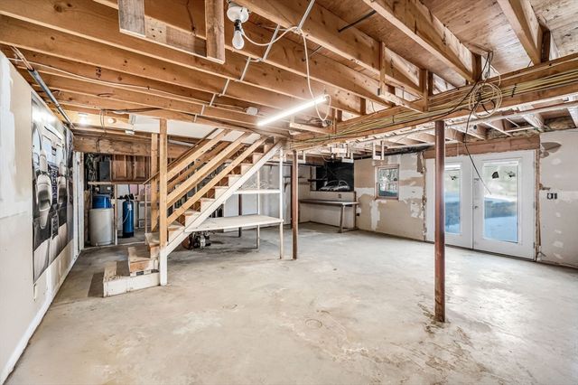 29 Chestnut Dr, Belchertown, MA 01007