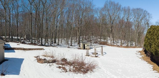 29 Chestnut Dr, Belchertown, MA 01007