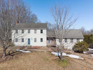 29 Chestnut Dr, Belchertown, MA 01007