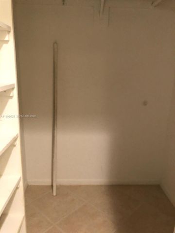 4000 N Hills Dr 32, Hollywood, FL 33021