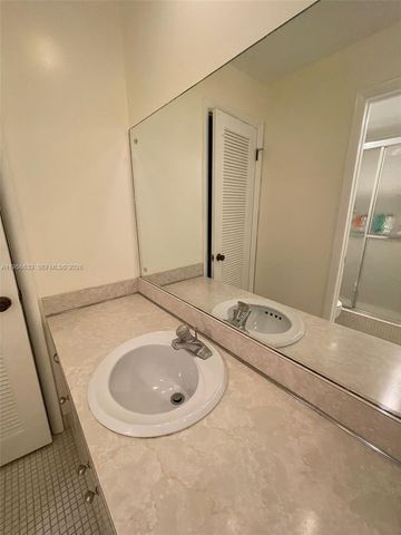 4000 N Hills Dr 32, Hollywood, FL 33021