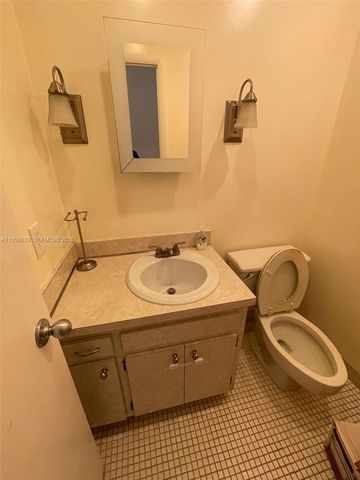 4000 N Hills Dr 32, Hollywood, FL 33021