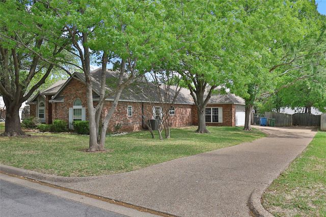 613 Regina Drive, Hewitt, TX 76643