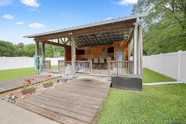 29725 Henderson Ln, Walker, LA 70785
