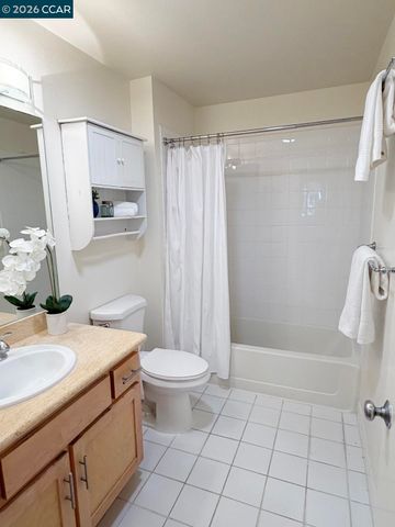 99 Marina Lakes Dr, Richmond, CA 94804